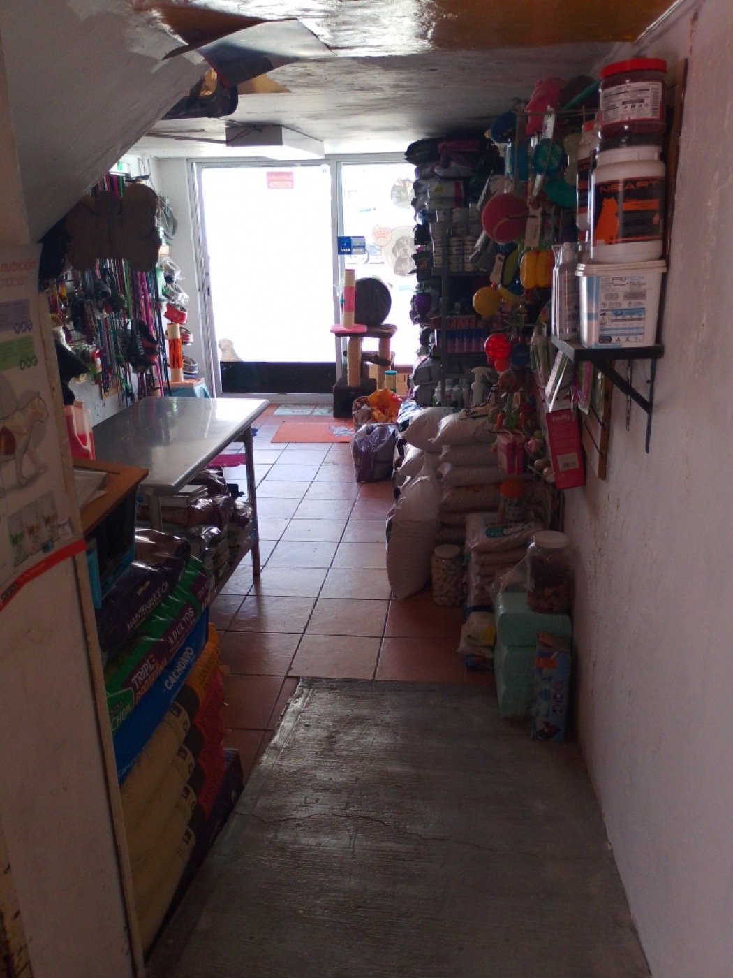 Tienda con alimento y accesorios